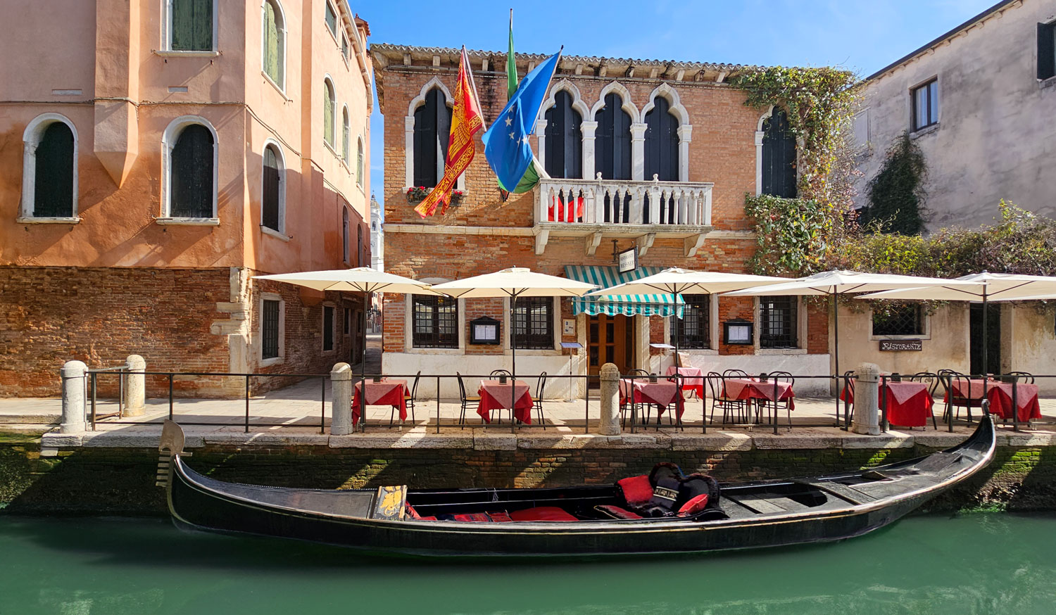 immagine esterno canale gondola